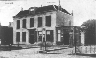 1001540 Gezicht op het Postkantoor in de Dorpsstraat te Vreeswijk.